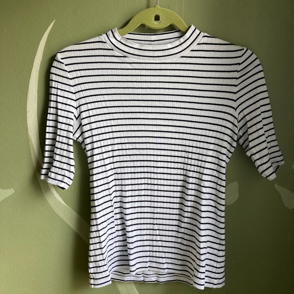 Uniqlo high neck striped t-shirt - Picture 2 of 5